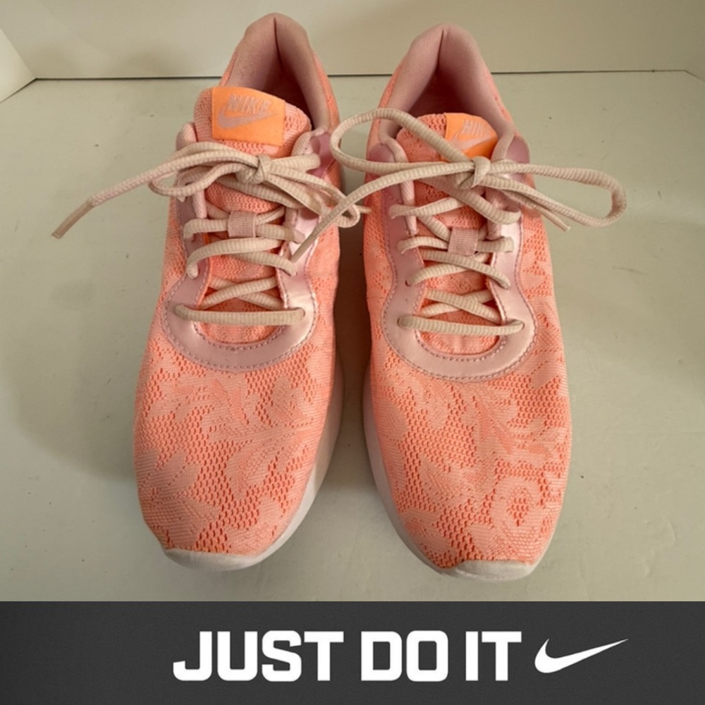 Nike Women's Tanjun Pink Mesh Floral  Lace-Up Sneakers